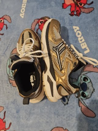 Zapatillas running doradas y blancas