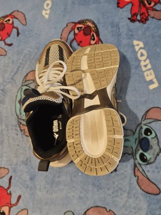 Zapatillas running doradas y blancas