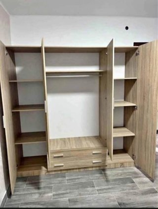Sofá modular beige con 2 pufs