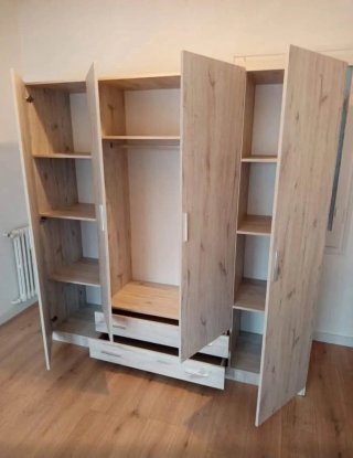 Sofá modular beige con 2 pufs
