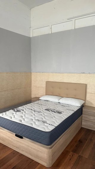 Sofá modular beige con 2 pufs