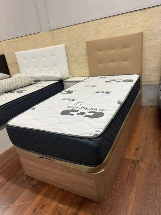 Sofá modular beige con 2 pufs