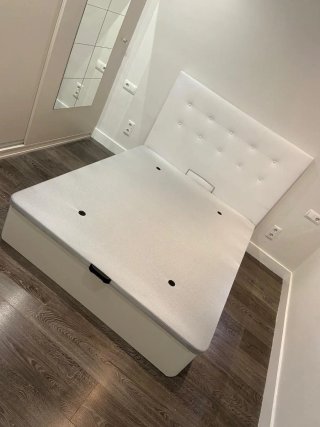 Sofá modular beige con 2 pufs