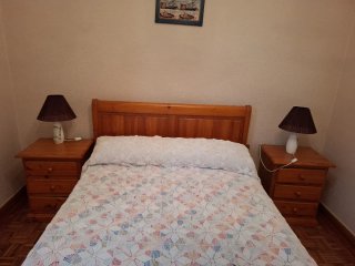 Juego de dormitorio: cabezal, mesitas y coqueta