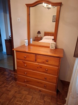 Juego de dormitorio: cabezal, mesitas y coqueta