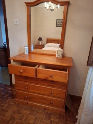 Juego de dormitorio: cabezal, mesitas y coqueta