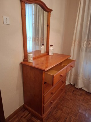Juego de dormitorio: cabezal, mesitas y coqueta