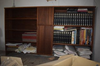 Librería antigua de madera
