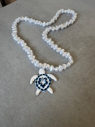 Collar de perlas con colgante de tortuga