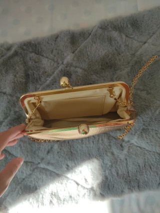 Bolso de mano elegante dorado