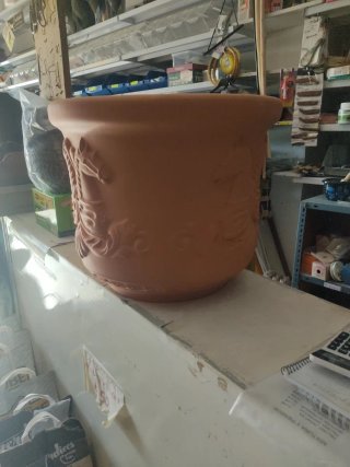 Maceta de terracota con caballos