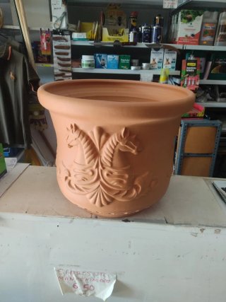 Maceta de terracota con caballos