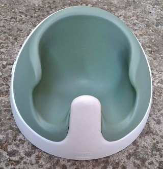 Asiento de suelo para bebé con juguetes