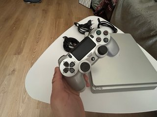 PS4 Slim Plata + 1 Mando