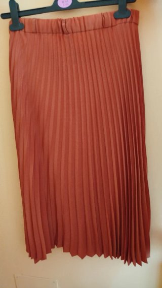Falda plisada Stradivarius color teja