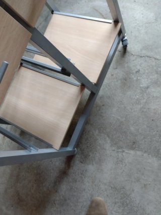 Mesa auxiliar, desplegable, con ruedas.
