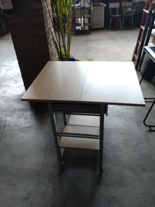 Mesa auxiliar, desplegable, con ruedas.