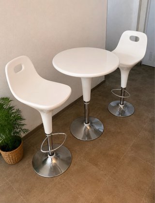 Mesa alta blanca con 2 taburetes