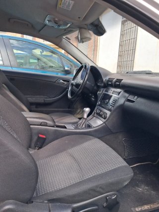 Coche plateado coupé