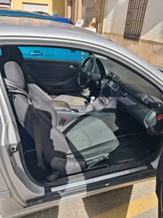 Coche plateado coupé