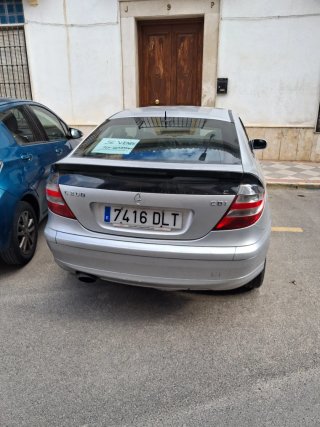 Coche plateado coupé