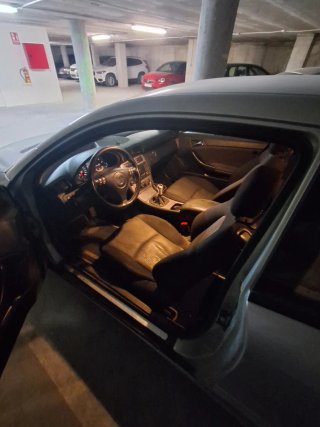 Coche plateado coupé