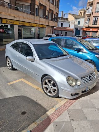 Coche plateado coupé