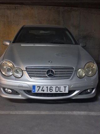 Coche plateado coupé