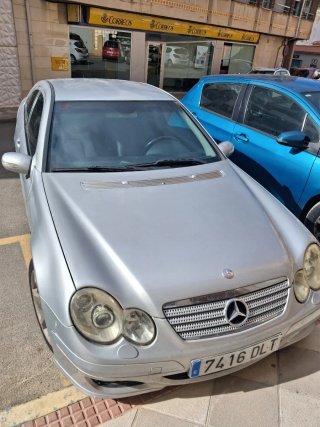 Coche plateado coupé