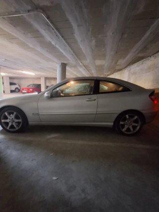 Coche plateado coupé