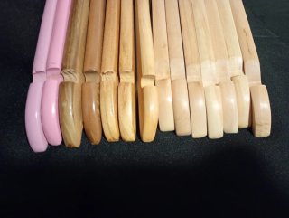 14 perchas de madera con muescas para tirantes