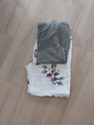 Pantalón blanco estampado floral y camiseta