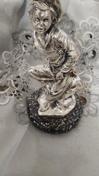 Statuetta resina smaltata uomo cappello
