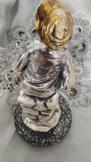 Statuetta resina smaltata uomo cappello