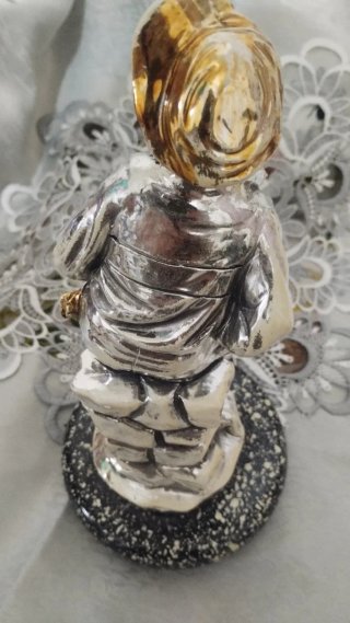 Statuetta resina smaltata uomo cappello