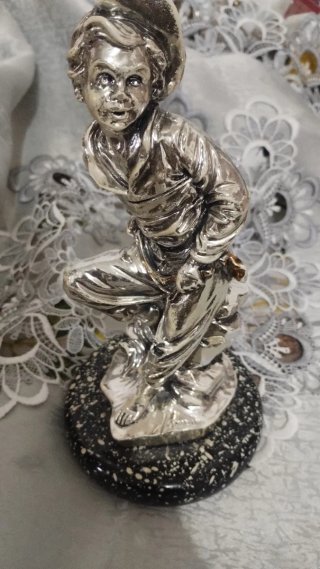 Statuetta resina smaltata uomo cappello