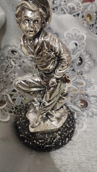 Statuetta resina smaltata uomo cappello