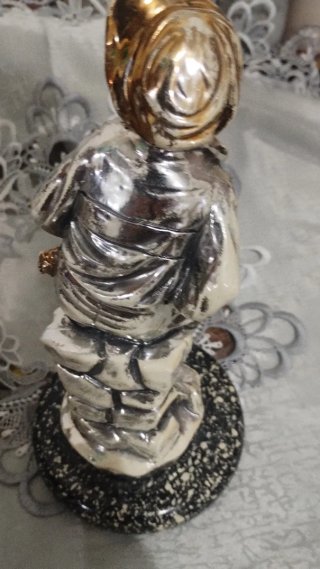 Statuetta resina smaltata uomo cappello