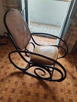 Mecedora de madera y ratán antigua