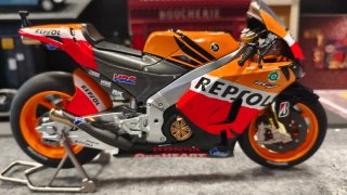 Maqueta Moto Repsol Honda RC211V