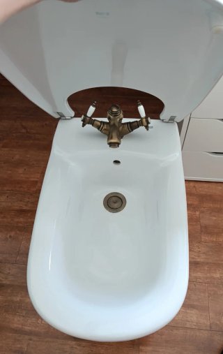 Bidé de cerámica y metal