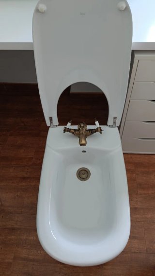 Bidé de cerámica y metal