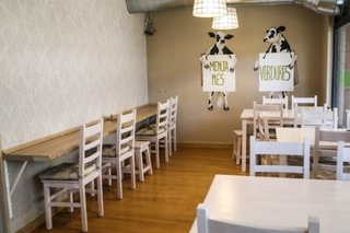 Mesa salon. Sillas cocina. Taburetes bodega barra