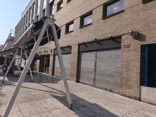 Local comercial en alquiler en Parque Alcosa - Jardines del Edén en Sevilla