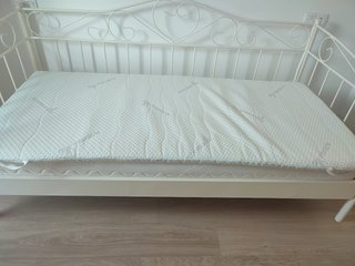 Cama 90x190, colchón, somier, edredón y sabanas.