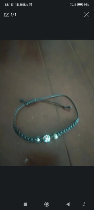 Pulsera negra con detalles multicolor