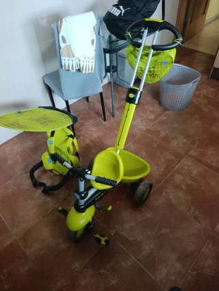 Triciclo infantil verde con capota