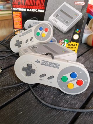 Super Nintendo Classic Mini + 2 mandos de control