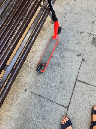 Patinete rojo