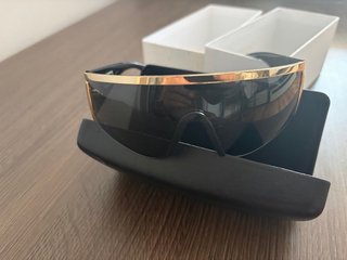 Gafas de sol Versace negras y doradas